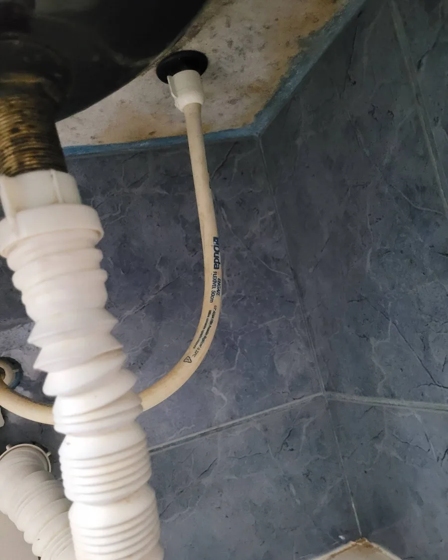 Mangueira flexível de água instalada sob pia por encanador profissional na Cidade Jardim, Tatuí