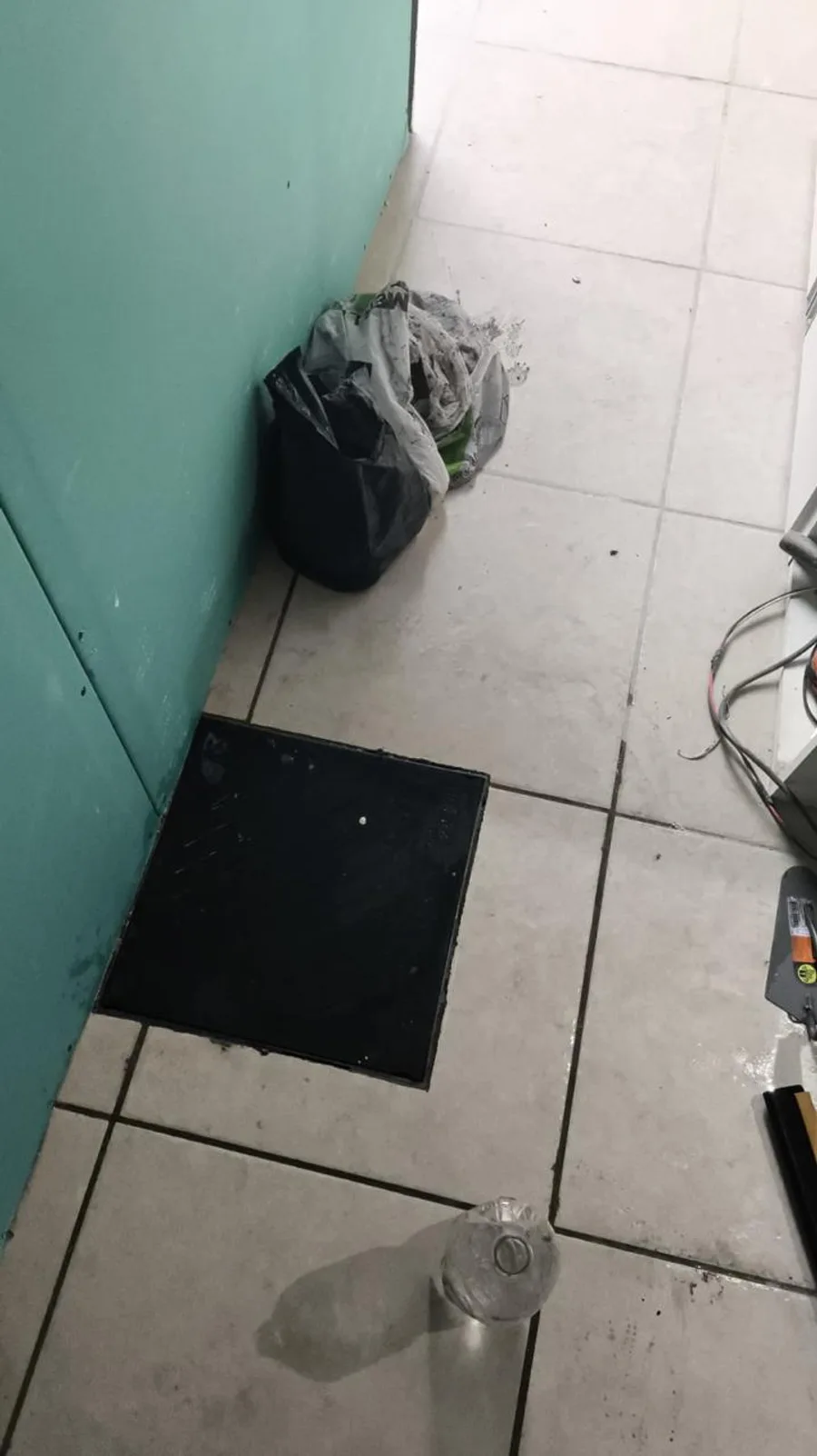 Ralo de banheiro reinstalado após desentupimento na Cidade Jardim, Tatuí